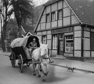 In den 60er-Jahren wurde noch Mehl und Tierfutter mit dem Pferdewagen ausgeliefert.